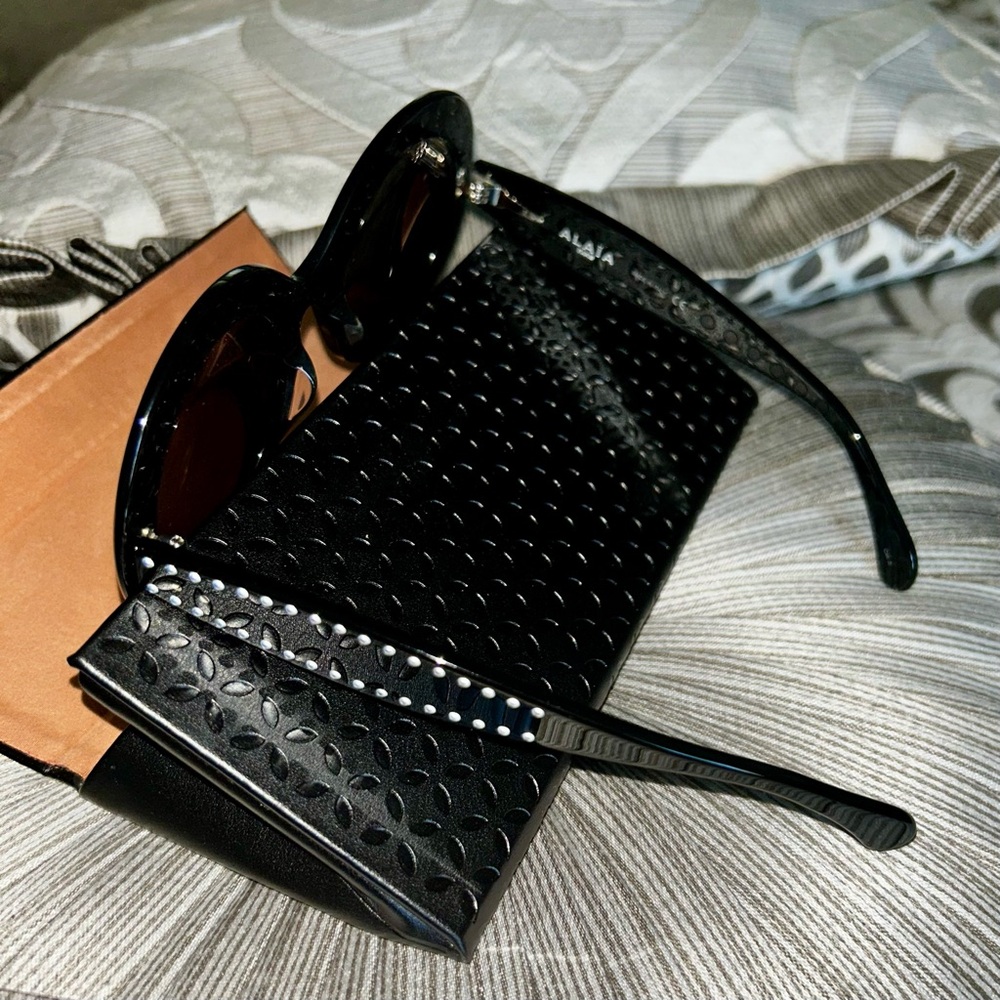 100% Authentic Azzedine Alaïa Round Black Sunglasses, New, $610. - Picture 4 of 14
